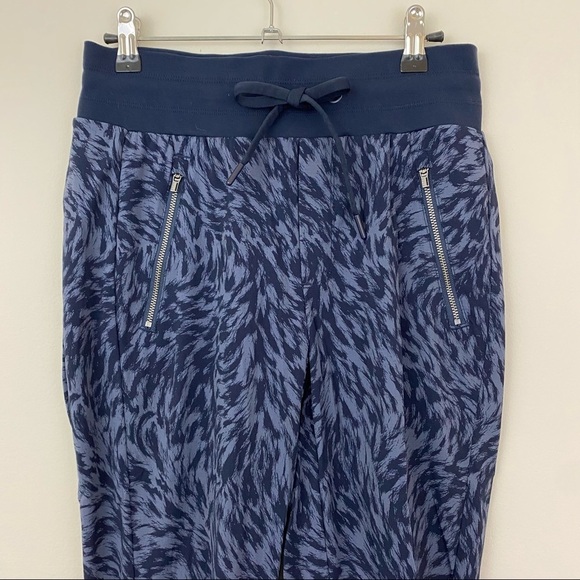 Athleta Trekkie North Printed Crop 23" Joggers 0 - Picture 5 of 11